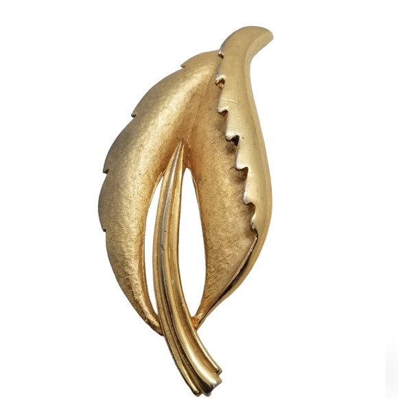 VINTAGE GOLDTONED TEXTURED LEAF BROOCH - Picture 1 of 3